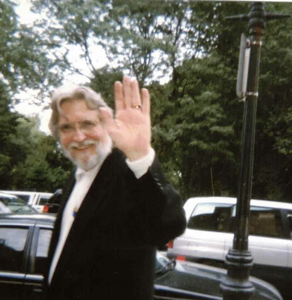 Neale Donald Walsch waving to the Vance Twins